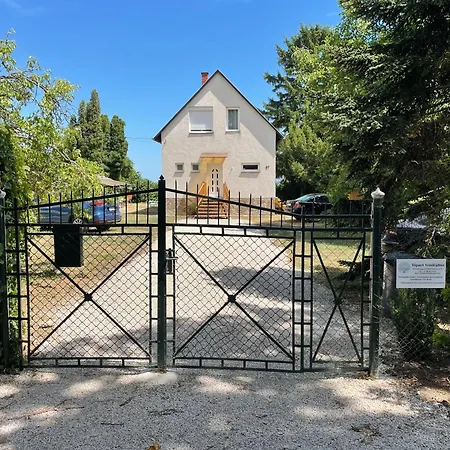 Topart Vendeghaz Balatongyoeroek, Lakeside House Дом отдыха